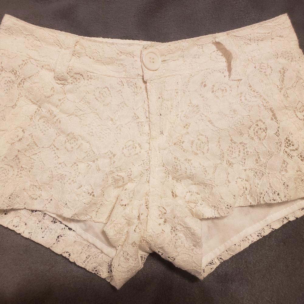 Flower Overlay Lace Bongo Short Shorts, Super Cute!